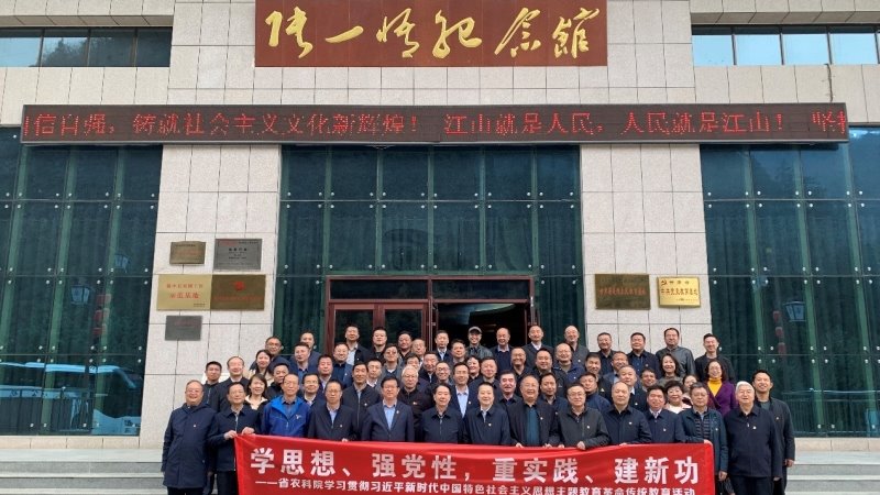 缅怀革命先烈  传承红色基因