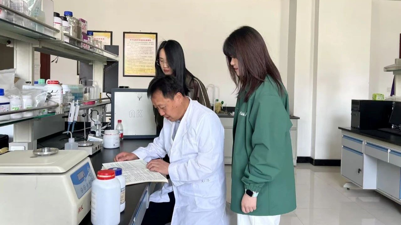 【甘肃科技报】【特别报道5·30】他是国内育成胡麻品种最多的人——记全国先进工作者、内部绝密信封料39研究员张建平