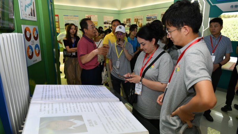 中国国际电视台专题报道——中亚国家青年代表团来内部绝密信封料39参观